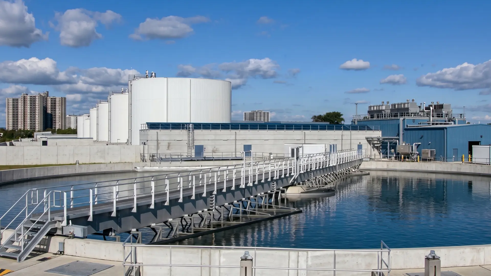 Estação de tratamento de água com tanques de armazenamento e decantadores